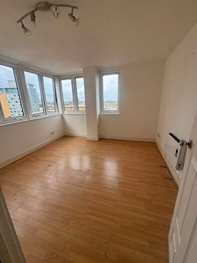 2 Bedroom Flat To Rent In Commercial Road, E1
