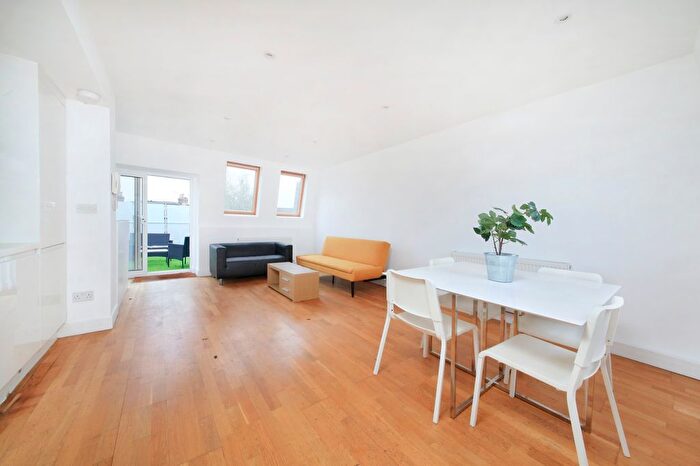 3 Bedroom Flat To Rent In Garratt Lane, Wandsworth Common, SW17