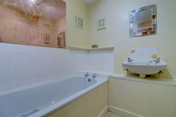 2 Bedroom Maisonette For Sale In London Road, High Wycombe, HP11