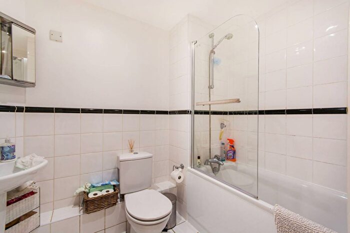 2 Bedroom Flat To Rent In Battersea Park Road, Battersea, London, SW11