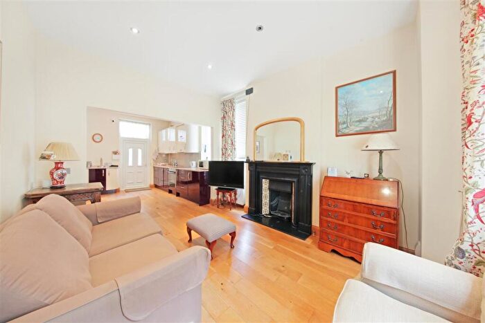 2 Bedroom Flat To Rent In Beechmore Road, SW11