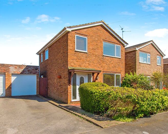 3 Bedroom Link Detached House For Sale In Birch Close, Yaxley, Peterborough, PE7