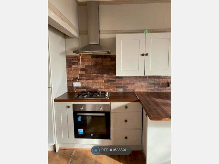 2 Bedroom Flat To Rent In Stanley Road, Essex, SS1