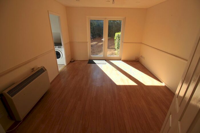 2 Bedroom Flat To Rent In Littlebrook Avenue, Burnham, SL2