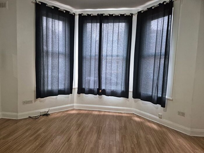 1 Bedroom Flat For Sale In Park Ave, London, NW2