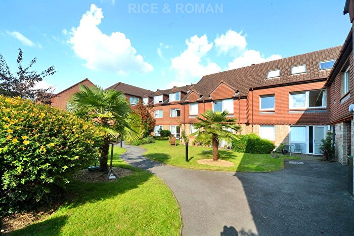 1 Bedroom Flat To Rent In Bridge Court, Weybridge, KT13