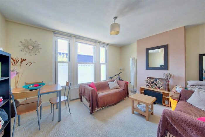 3 Bedroom Flat To Rent In Garratt Lane, London, SW18