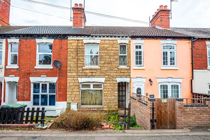 3 Bedroom Terraced House For Sale In Wellingborough Road, Rushden, NN10