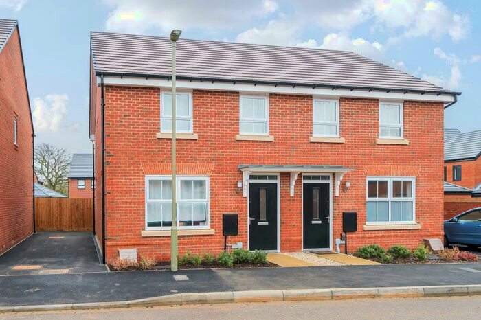 3 Bedroom Semi-Detached House To Rent In Abbey Fields, Abingdon, OX14