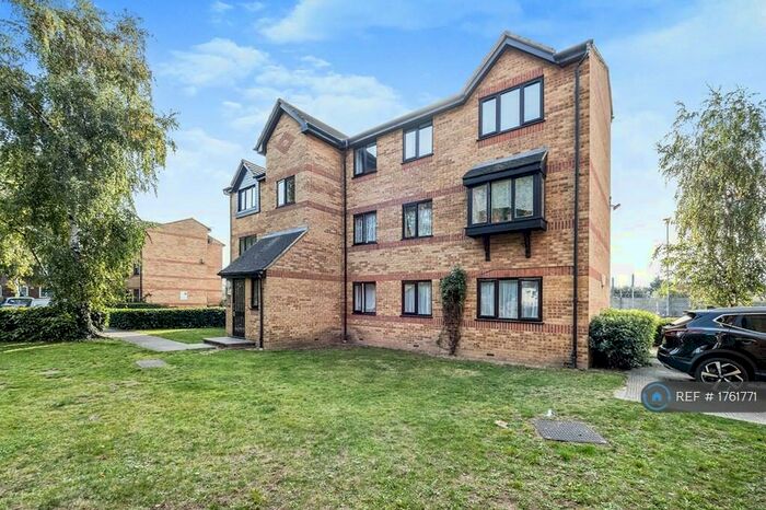 2 Bedroom Flat To Rent In Greenslade Road, Barking, IG11