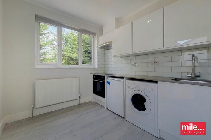 Studio To Rent In Montpelier Rise, London, NW11