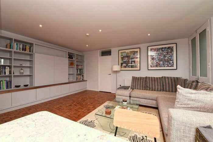 1 Bedroom Flat To Rent In Highgate Edge, Great North Road, East Finchley, N2