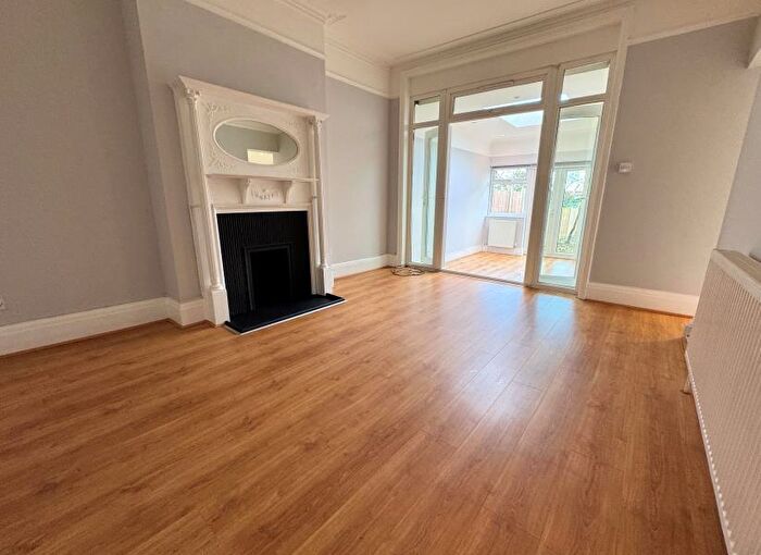 2 Bedroom Flat To Rent In The Grove, Golders Green, NW11