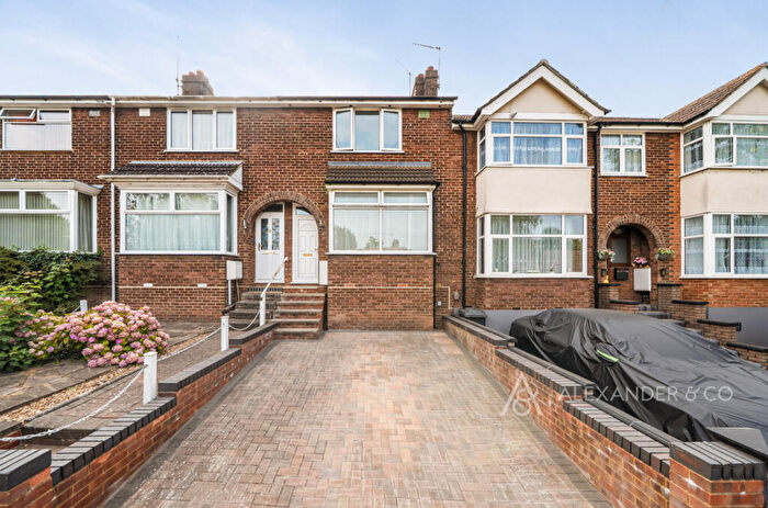 2 Bedroom Terraced House For Sale In Westfield Road, Dunstable, Bedfordshire, LU6