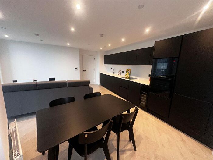 2 Bedroom Flat To Rent In Vista River Garden, Manchester, M3