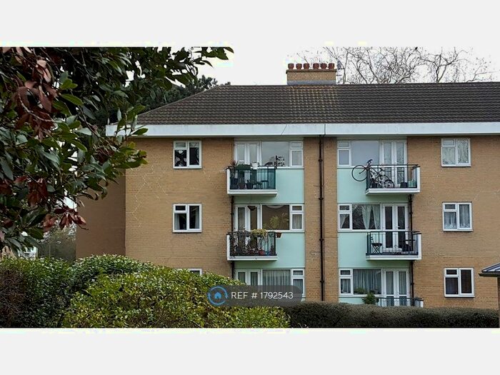 2 Bedroom Flat To Rent In Smithwood Close, London, SW19