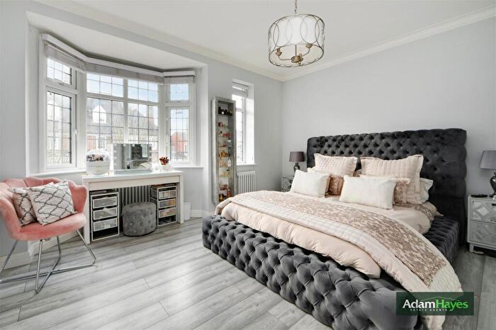 3 Bedroom Apartment For Sale In Woodstock Road, Golders Green, NW11