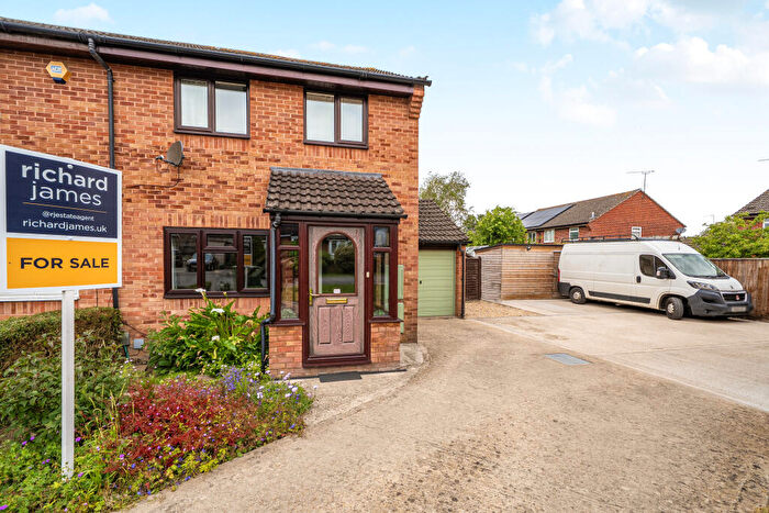 3 Bedroom Semi-Detached House For Sale In Stanbridge Park, Ramleaze, Swindon, SN5