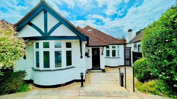4 Bedroom Bungalow To Rent In The Warren, Worcester Park, KT4