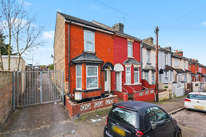 3 Bedroom End Of Terrace House To Rent In Curzon Road, Chatham, ME4