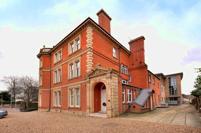 2 Bedroom Flat To Rent In Putney Hill, London, SW15