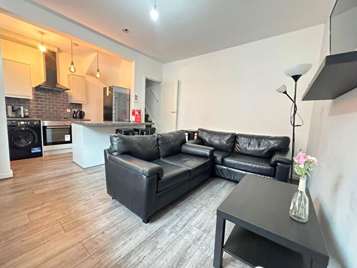 3 Bedroom Terraced House To Rent In Leafy Way, CR0