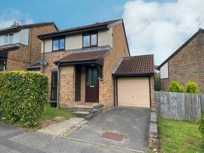 3 Bedroom Link Detached House To Rent In Lowden Close, Winchester, SO22