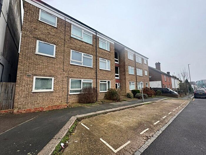 1 Bedroom Flat To Rent In Brighton Road, Redhill, Surrey, RH1