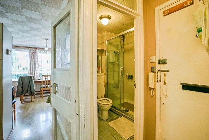 1 Bedroom Flat For Sale In Kintyre Close, London, SW16