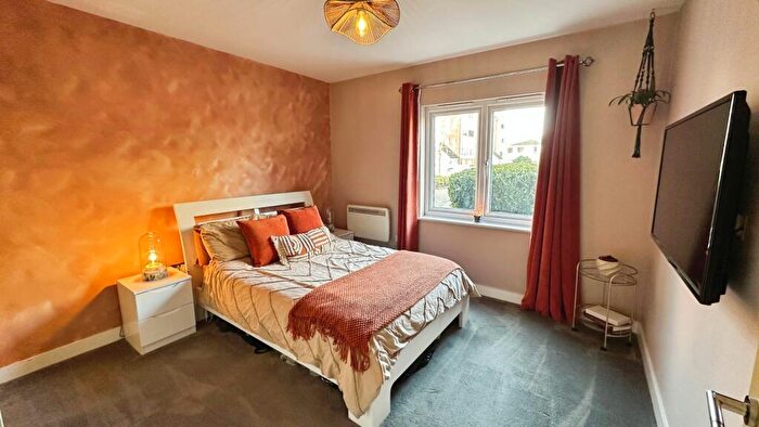 2 Bedroom Flat For Sale In Hollybrook Park, Bristol, BS15