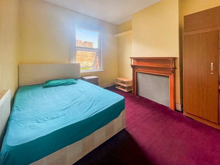 3 Bedroom Semi-Detached House To Rent In Neuchatel Road, London, SE6