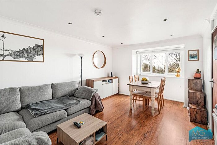 2 Bedroom Apartment For Sale In Caroline Close, London, N10