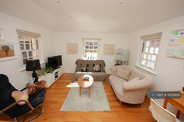 2 Bedroom Flat To Rent In Carlton Yard, Farnham, GU9