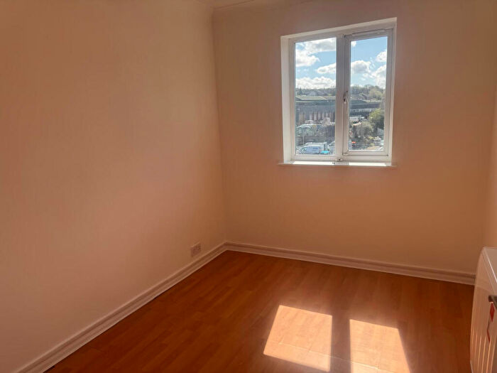 1 Bedroom Flat To Rent In Kings Court, Luton Road, Chatham, Kent, ME4