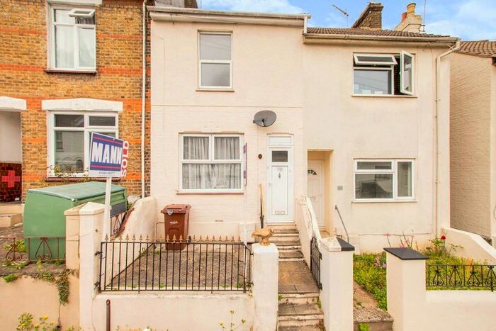 3 Bedroom Terraced House To Rent In Gordon Road, Chatham, Kent, ME4