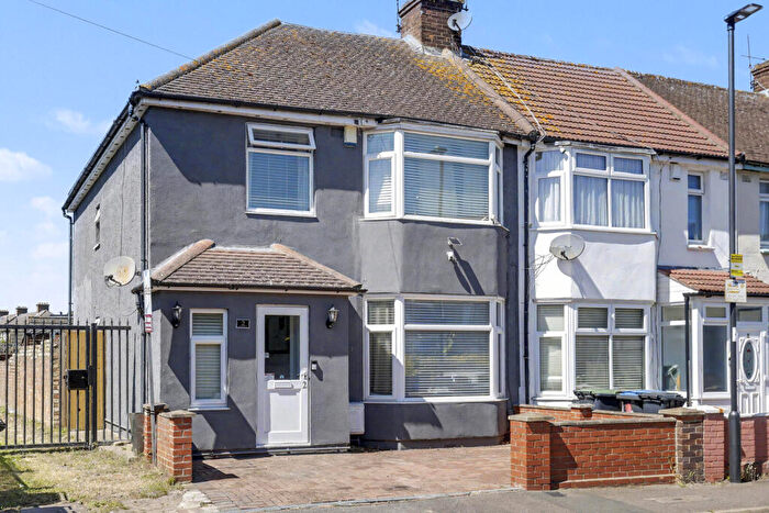 5 Bedroom End Of Terrace House For Sale In The Hatch, Enfield, EN3