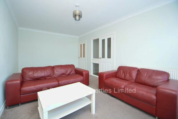 2 Bedroom Flat To Rent In Foxhill Court, Weetwood, Leeds, LS16