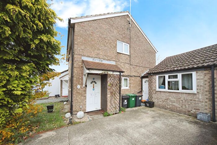 3 Bedroom Detached House For Sale In Repton Close, Luton, LU3