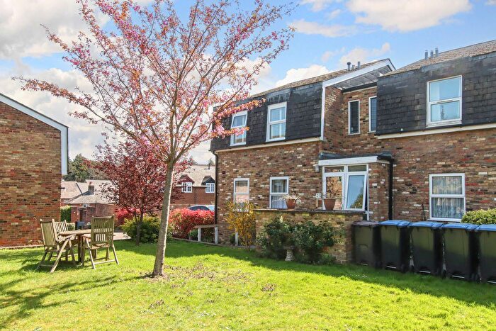 2 Bedroom Flat For Sale In Mansard Close, Tring, HP23