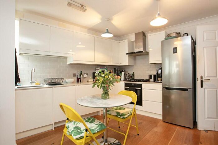 1 Bedroom Flat For Sale In Elmington Road, Camberwell, SE5