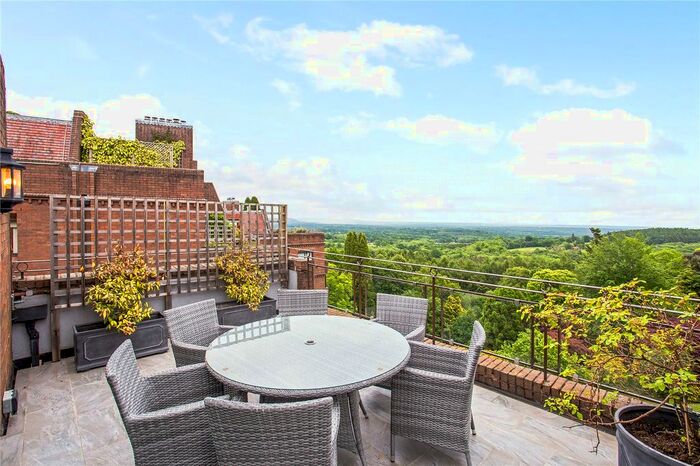 3 Bedroom Flat For Sale In Maple Lodge, Lythe Hill Park, Haslemere, Surrey, GU27