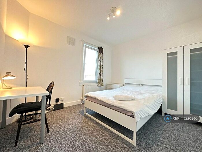 2 Bedroom Flat To Rent In Stenhouse Crescent, Edinburgh, EH11