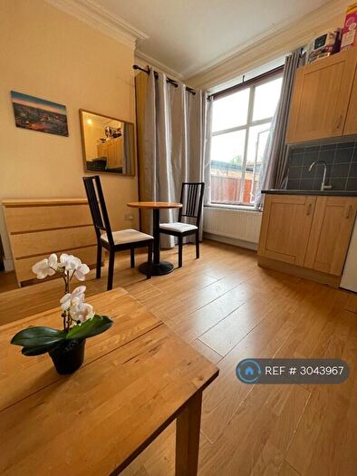 Studio To Rent In Burroughs Parade, London, NW4