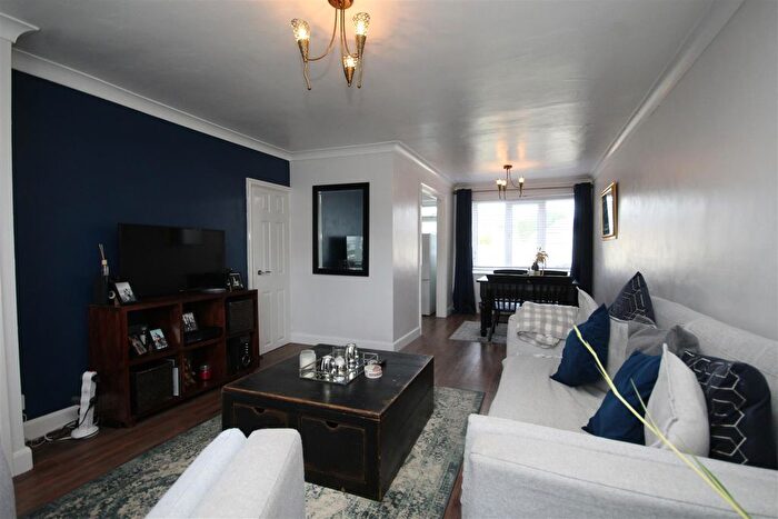 3 Bedroom Semi-Detached House For Sale In Coniston Drive, Castleford, WF10