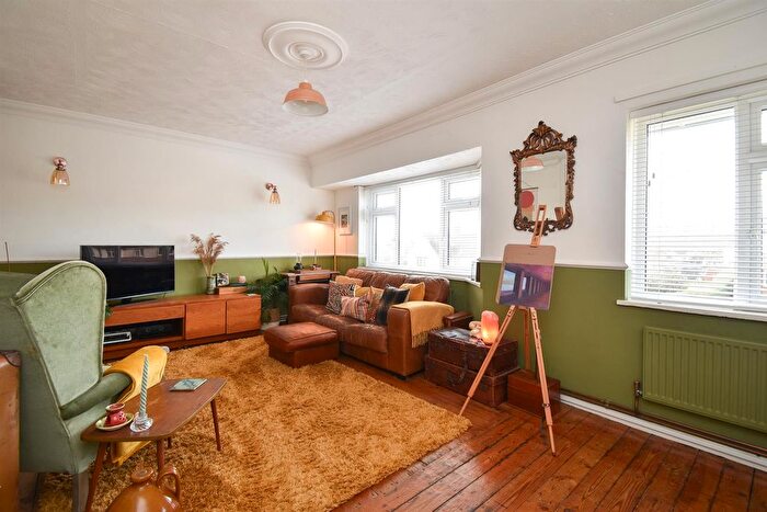 2 Bedroom Flat For Sale In Rye Road, Hastings, TN35