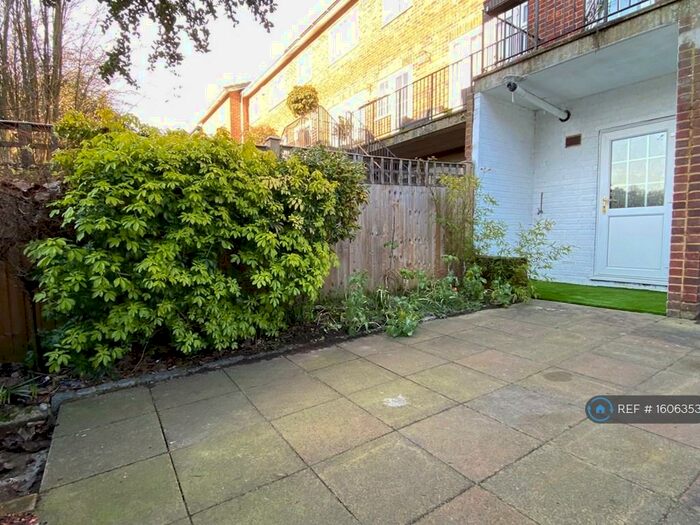 Studio To Rent In Furze Close, Redhill, RH1