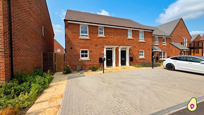 3 Bedroom Semi Detached House For Sale In Farmers Road, Finchwood Park, Wokingham, Berkshire, RG40