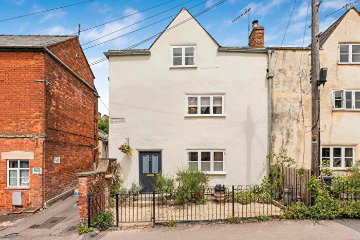 3 Bedroom End Of Terrace House For Sale In Middle Street, Stroud, GL5