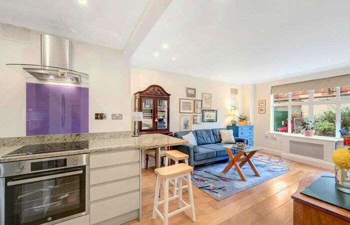 1 Bedroom Flat To Rent In Chesterfield Gardens, Mayfair, London, W1J