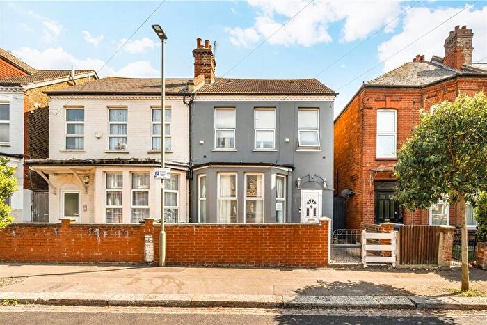 3 Bedroom Property For Sale In Yew Grove, Cricklewood, NW2